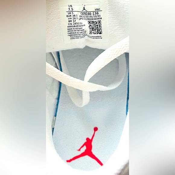 ✨ SOLD ✨Air Jordan 3 Retro
(‘Lucky Green’), Women’s Size 7.5 / Men’s 6: $200 - Picture 8 of 10